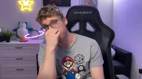 Snapshot of blueeyedtallguy chatting on December 6, 2024, 4:36 am blueeyedtallguy online show from December 6, 2024, 4:36 am