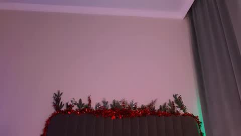 Snapshot of bootylecious_ chatting on December 25, 2024, 10:06 am Mona online show from December 25, 2024, 10:06 am