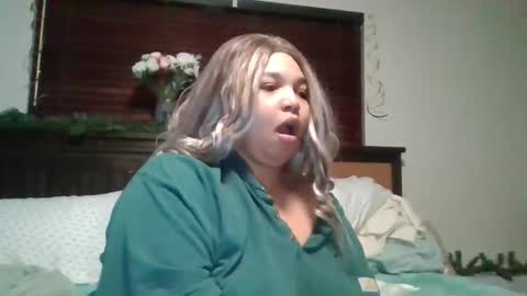 Snapshot of brownsugar0910 chatting on December 25, 2024, 12:27 am EtherealLilac online show from December 25, 2024, 12:27 am