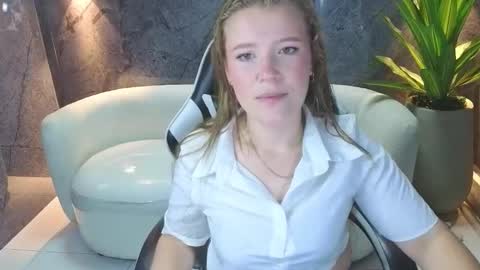 Snapshot of carla_tp chatting on October 3, 2025, 12:46 pm Carla  online show from October 3, 2025, 12:46 pm