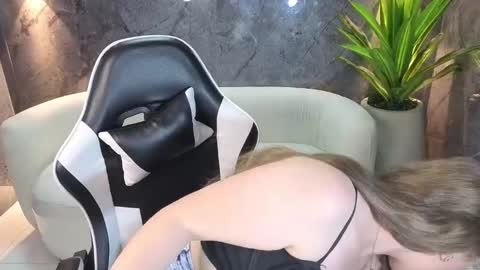 Snapshot of carla_tp chatting on October 20, 2025, 12:49 pm Carla  online show from October 20, 2025, 12:49 pm