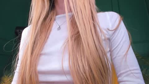 Snapshot of cassie_palmer chatting on December 30, 2024, 7:42 pm Hello my name is Cassie and my friend Nilo is also here online show from December 30, 2024, 7:42 pm