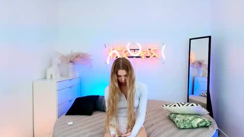 Snapshot of cassie_palmer chatting on March 4, 2025, 10:57 am Hello my name is Cassie and my friend Nilo is also here online show from March 4, 2025, 10:57 am