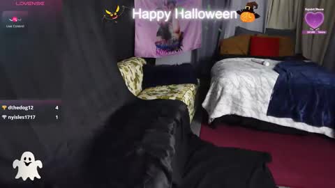 Snapshot of ccgreysweatpants chatting on October 29, 2025, 4:37 am WHAT CAN YOU GET US TO DO online show from October 29, 2025, 4:37 am