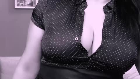 Snapshot of chantallovely chatting on February 16, 2025, 2:21 pm The Queen online show from February 16, 2025, 2:21 pm