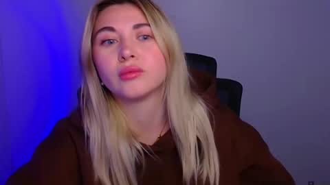 Chloe online show from November 19, 2025, 9:20 am