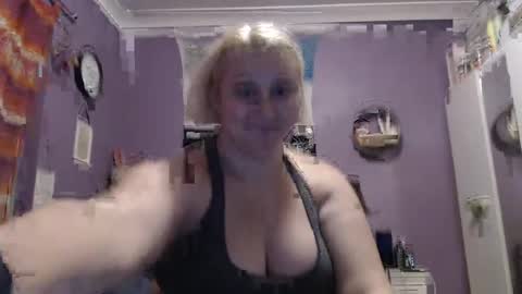 Snapshot of cinnaburwood chatting on December 19, 2024, 11:50 am Cinna online show from December 19, 2024, 11:50 am