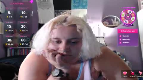 Snapshot of cinnaburwood chatting on December 22, 2024, 8:25 pm Cinna online show from December 22, 2024, 8:25 pm