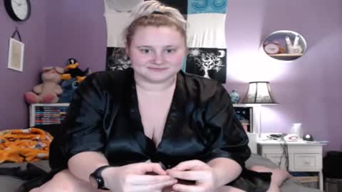 Snapshot of cinnaburwood chatting on November 11, 2025, 10:04 am Cinna online show from November 11, 2025, 10:04 am