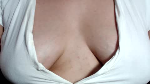 Snapshot of claraaa___ chatting on January 15, 2025, 6:33 am CLARA AT YOUR SERVICE online show from January 15, 2025, 6:33 am