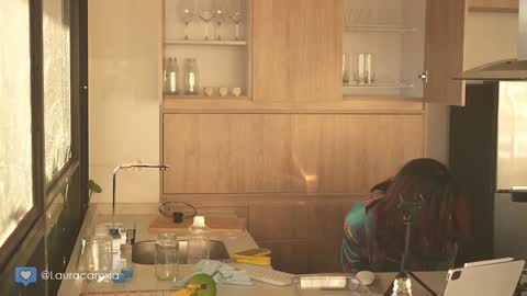 Snapshot of colouristic chatting on December 10, 2024, 10:16 pm Laura online show from December 10, 2024, 10:16 pm