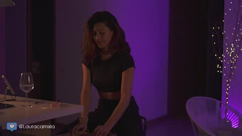 Snapshot of colouristic chatting on December 18, 2024, 11:19 pm Laura online show from December 18, 2024, 11:19 pm