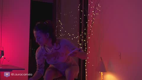 Snapshot of colouristic chatting on December 20, 2024, 11:58 pm Laura online show from December 20, 2024, 11:58 pm