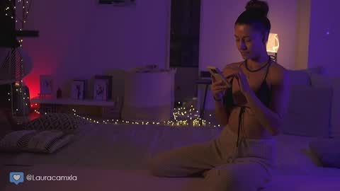 Snapshot of colouristic chatting on December 21, 2024, 11:24 pm Laura online show from December 21, 2024, 11:24 pm