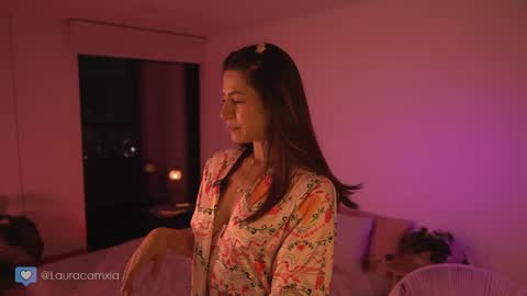 Snapshot of colouristic chatting on October 16, 2025, 11:06 pm Laura online show from October 16, 2025, 11:06 pm