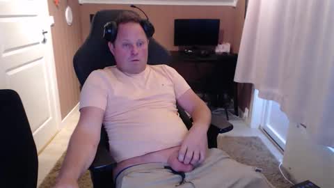 Snapshot of couple3845 chatting on October 17, 2025, 11:46 am couple3845 online show from October 17, 2025, 11:46 am