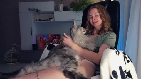Snapshot of cuddle_kitten chatting on December 19, 2024, 2:46 pm Alexia online show from December 19, 2024, 2:46 pm