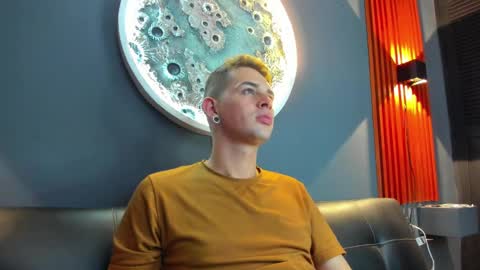 Snapshot of damian__oliver chatting on December 9, 2024, 3:29 am Damian Oliver online show from December 9, 2024, 3:29 am