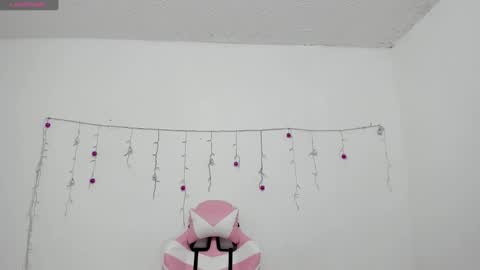 Snapshot of danna_1111 chatting on December 9, 2024, 11:36 am danna online show from December 9, 2024, 11:36 am