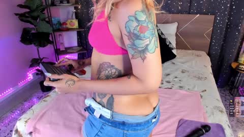 Snapshot of danna__castle chatting on December 27, 2024, 11:06 am Dannacastle online show from December 27, 2024, 11:06 am