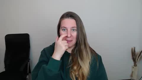 Snapshot of darklure_ chatting on October 17, 2025, 3:36 pm Anna online show from October 17, 2025, 3:36 pm