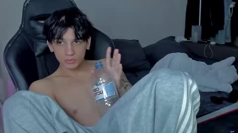 Snapshot of davisross chatting on December 5, 2024, 8:33 pm davis online show from December 5, 2024, 8:33 pm