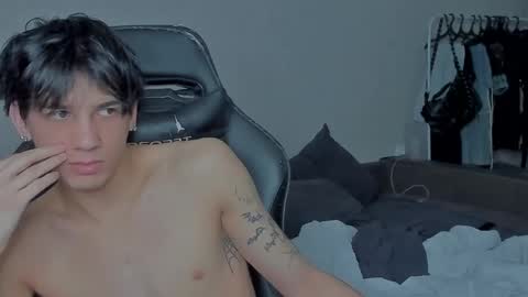 Snapshot of davisross chatting on December 22, 2024, 10:58 pm davis online show from December 22, 2024, 10:58 pm