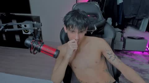 Snapshot of davisross chatting on February 25, 2025, 11:44 pm davis online show from February 25, 2025, 11:44 pm