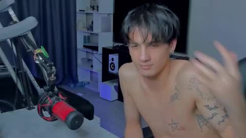 Snapshot of davisross chatting on September 9, 2025, 12:32 am davis online show from September 9, 2025, 12:32 am