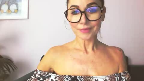 Snapshot of delilah_sweet chatting on November 3, 2025, 4:19 pm delilah_sweet online show from November 3, 2025, 4:19 pm