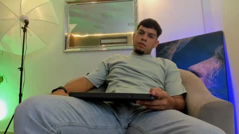 Snapshot of derek_simeon chatting on November 4, 2025, 12:04 pm derek online show from November 4, 2025, 12:04 pm