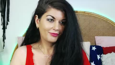 Snapshot of desirehellen chatting on December 17, 2024, 5:07 am HellenMoon online show from December 17, 2024, 5:07 am