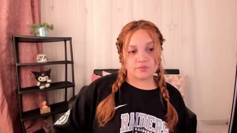 Snapshot of doll_venus chatting on February 1, 2025, 1:02 am Roxana  independent model can you help me reach 100 hands up uwu online show from February 1, 2025, 1:02 am