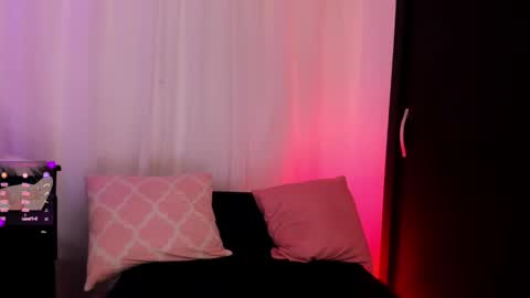Snapshot of doll_venus chatting on March 12, 2025, 1:14 am Roxana  independent model can you help me reach 100 hands up uwu online show from March 12, 2025, 1:14 am