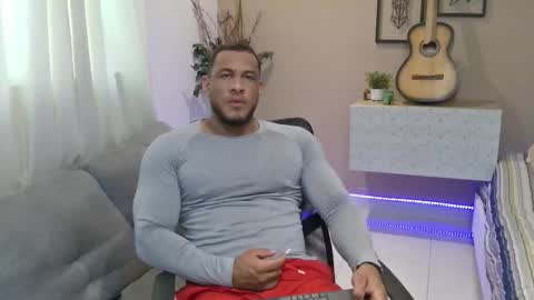 dominic_hulk1 online show from October 23, 2025, 5:12 pm