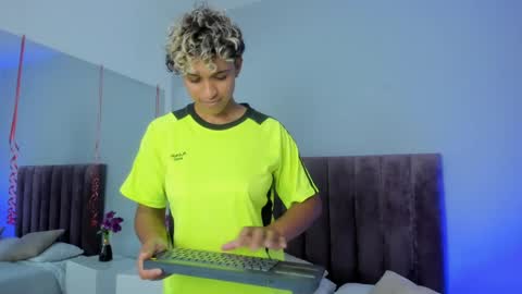 Snapshot of dominick_joness chatting on February 18, 2025, 12:15 am Dominick  online show from February 18, 2025, 12:15 am