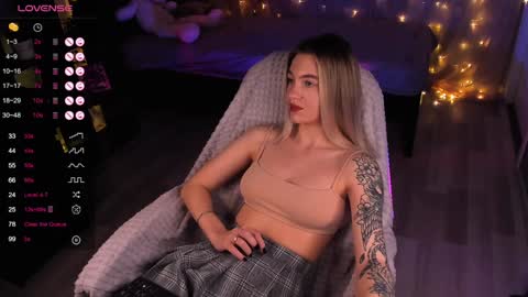 Snapshot of dreamaise chatting on December 3, 2024, 10:18 pm Mary pvt open use pink and blue app lovense online show from December 3, 2024, 10:18 pm