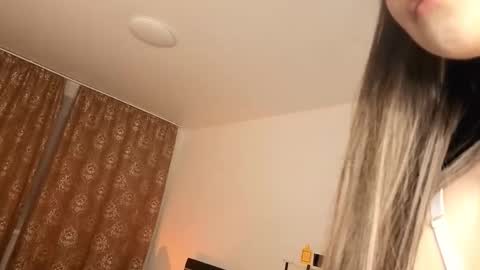 Snapshot of dreamsnoir chatting on October 11, 2025, 7:34 pm Mila online show from October 11, 2025, 7:34 pm