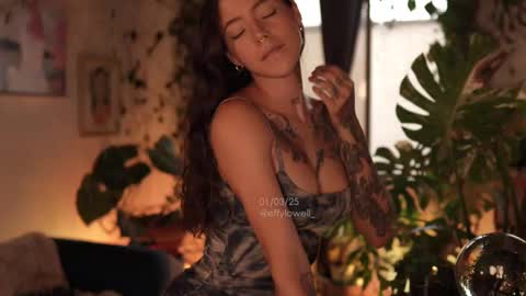 Snapshot of effylowell_ chatting on March 1, 2025, 10:42 pm Effy online show from March 1, 2025, 10:42 pm