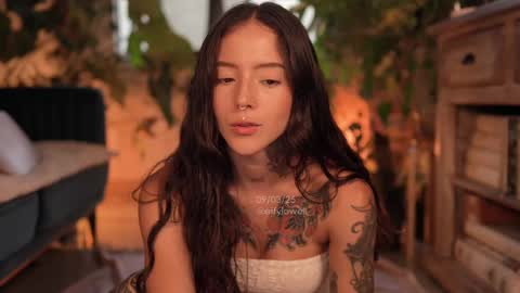 Snapshot of effylowell_ chatting on March 9, 2025, 10:52 pm Effy online show from March 9, 2025, 10:52 pm