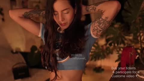 Snapshot of effylowell_ chatting on September 23, 2025, 2:03 am Effy online show from September 23, 2025, 2:03 am