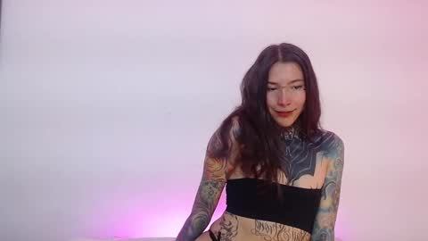 Snapshot of eimytatto_ chatting on January 19, 2025, 12:17 am Carla online show from January 19, 2025, 12:17 am