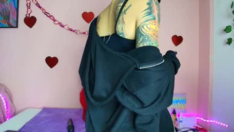 Snapshot of eimytatto_ chatting on September 23, 2025, 10:57 pm Carla online show from September 23, 2025, 10:57 pm