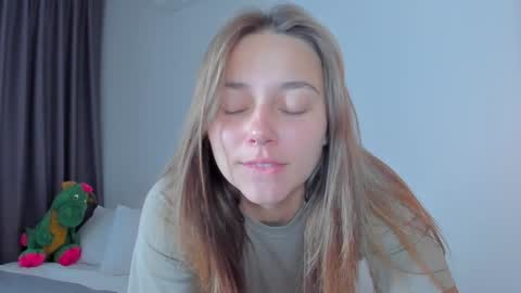 Snapshot of eleonora_linn_ chatting on February 4, 2025, 8:35 am Eleonora online show from February 4, 2025, 8:35 am