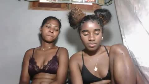 Snapshot of elia011 chatting on November 2, 2025, 9:00 am elia011 online show from November 2, 2025, 9:00 am