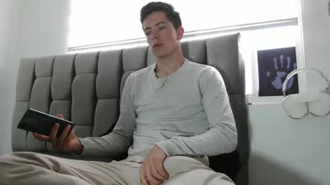 Snapshot of elian_tg chatting on February 9, 2025, 1:03 pm Elian online show from February 9, 2025, 1:03 pm