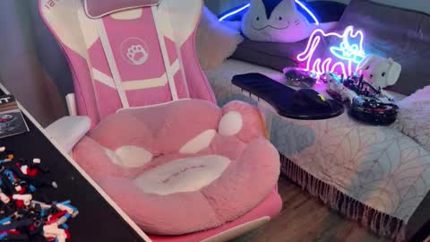 Elisa North online show from October 13, 2025, 1:44 pm