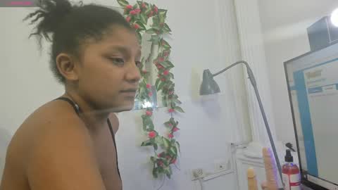 Snapshot of elly_willis chatting on January 5, 2025, 8:10 pm Elly online show from January 5, 2025, 8:10 pm