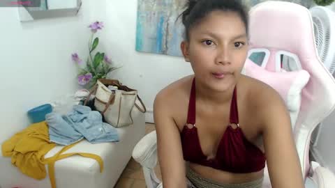 Snapshot of elly_willis chatting on February 23, 2025, 5:18 pm Elly online show from February 23, 2025, 5:18 pm