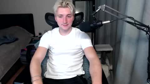 Snapshot of elvin_vaenight chatting on October 5, 2025, 11:35 pm Elvin Vaenight online show from October 5, 2025, 11:35 pm